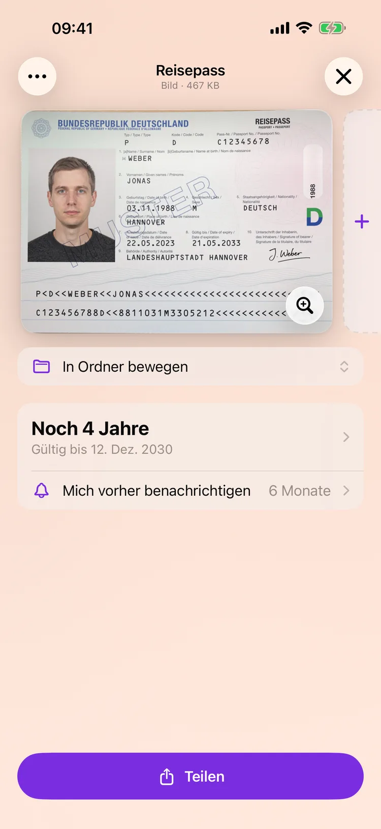 Ein Reisepass in Dokus geöffnet, bildschirmfüllend, mit seinem Namen und seiner Dokumentart darüber.